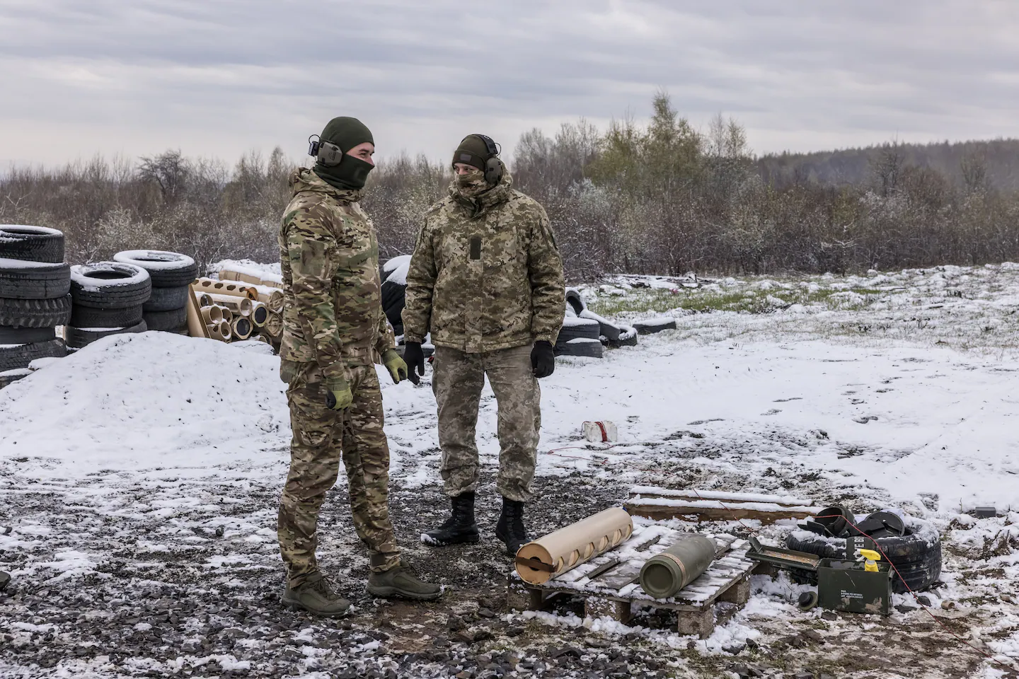 Солдати з метальним зарядом на полігоні на заході України. Випробування Богдани є частиною стрімкого зміцнення системи озброєнь країни перед будь-яким можливим скороченням допомоги США.